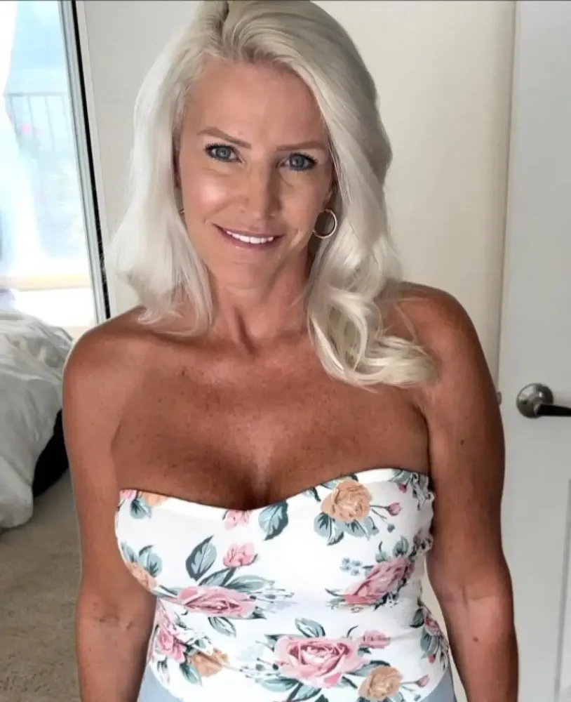 Aspen *Mature Blonde Cougar*
